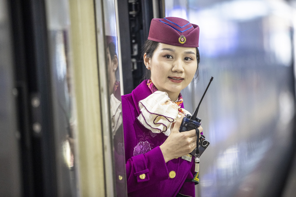 2025年1月17日，乘警祁悦在站台上迎接旅客的到来。胡勇 摄