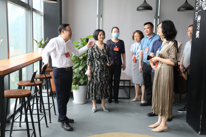 实地调研讨论退溪书屋提档升级问题。华岩镇供图